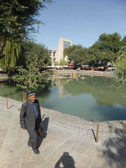 Labi Hauz - übersetzt: beim Bassin - im (nördlichen) Hintergrund sieht man den zweiten Monumentalbau - die Kukeldash Medrese