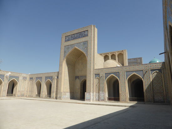 interessant, dass der Eingangsaywan 'nur' aus einer Wand besteht