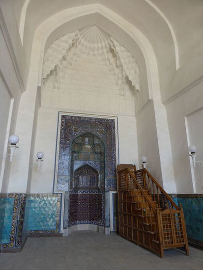 Mihrab und die Galerien sind recht schlicht gehalten