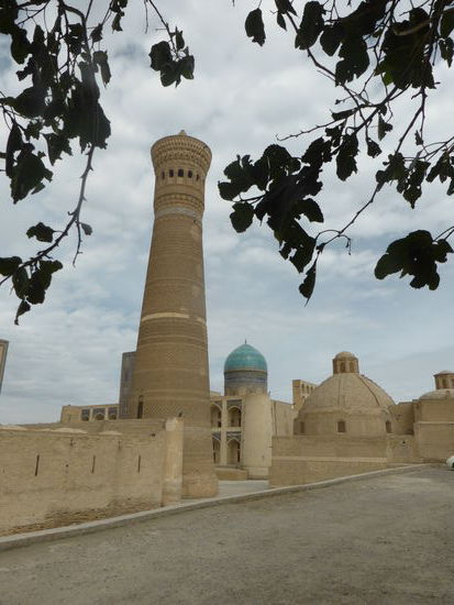 mehr als 10 m Sockeldurchmesser - sich nach oben bis zur Laterne verjüngender Turm