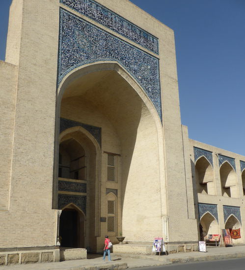 schon das Eingangsportal deutet die Größe der Medrese eindrucksvoll an