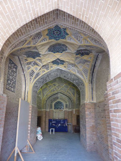 wie in fast allen Zugängen zum Innenhof  der Medrese sind sich mehr oder weniger Verkaufsstände