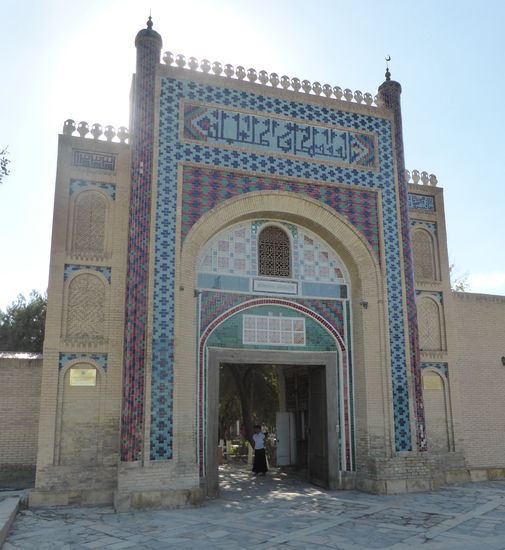 man betritt den Komplex durch das Portal mit klobigem Mosaikschmuck,