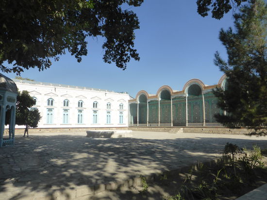 die den Hof umgebende Galerie gehört wie das Portal zu dem neben dem alten errichteten neuen Palast (1917).