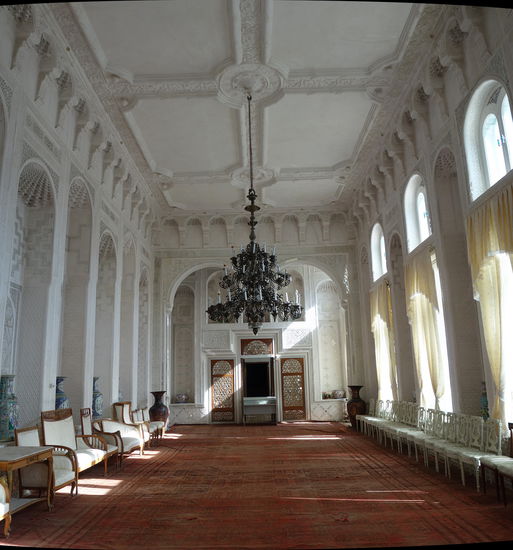 Im „Weißen Saal“ sind die Wände mit Spiegeln ausgekleidet, die traditionelle Gittermuster tragen und vom berühmten Künstler Shirin Muradov aus Buchara gefertigt wurden.