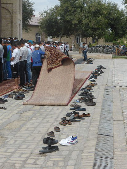 schon vor Ende werden die Teppiche eingerollt - und die Sandalen?