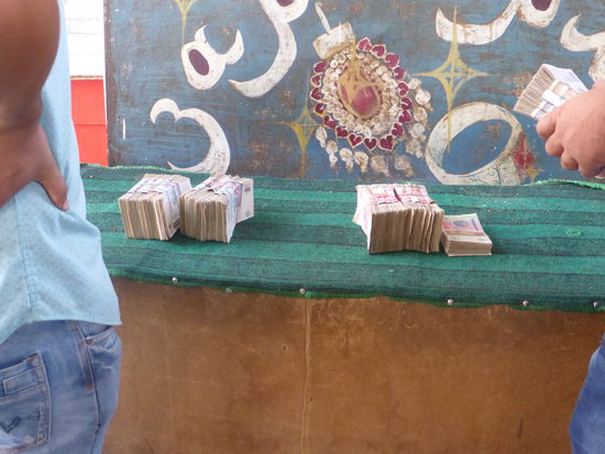 man scheint ganz guten Umsatz zu machen - obwohl die Stapel Sumscheine  nicht wirklich viel wert sind