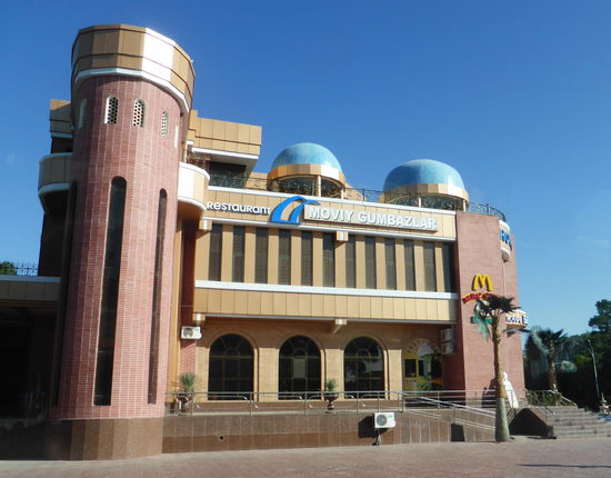 man achte auf das Emblem auf der rechten Gebäudeseite!