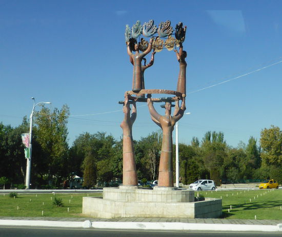 wieder einer der vielen Kreisverkehre mit baulichem Schmuck