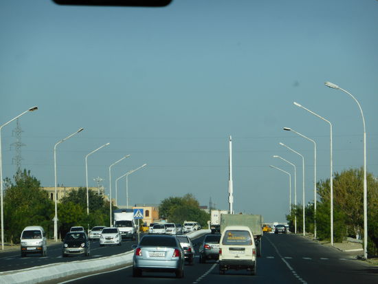 6-spurig aber häufig mit gewaltigen 'Löchern' behaftet - die Ausfallstraßen