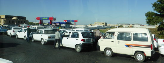 Dieselengpaß führt zu langen Schlangen vor den Tankstellen - dabei bleiben die Gastankstellen leer