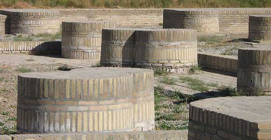 hinter dem Portal  befindet sich ein riesiges Areal mit Überresten mächtiger Säulen.