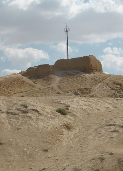 viel erkennen kann man jedoch nicht von der wohl ehemals riesigen Anlage