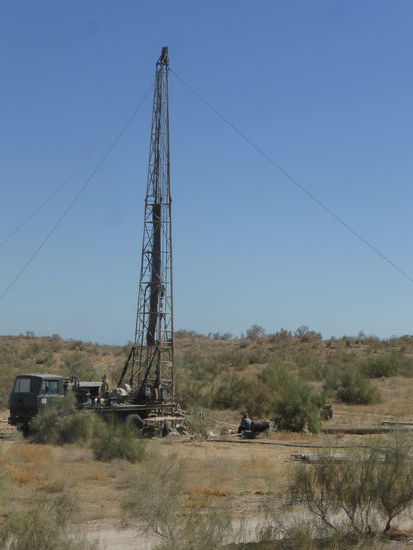 direkt an der Badestelle bohrt man wohl nach Erdöl- oder -gas
