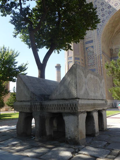 im Hof der Moschee steht ein riesiges steinernes Koranpult (Lawsch), das Ulug Bek der Moschee schenkte