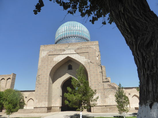 die enormen Ausmaße der Moschee waren zu groß für die damaligen Baumaterialien und führten schon bald zu statischen Problemen - 1974 wurde sie durch ein Erdbeben stark in Mitleidenschaft gezogen