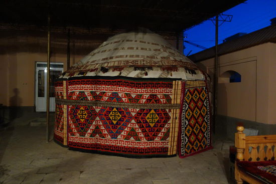 die Modelljurte im Hof des Jipek Joli sollte uns noch viel zu denken geben, denn davon hätten wir später nur träumen können.