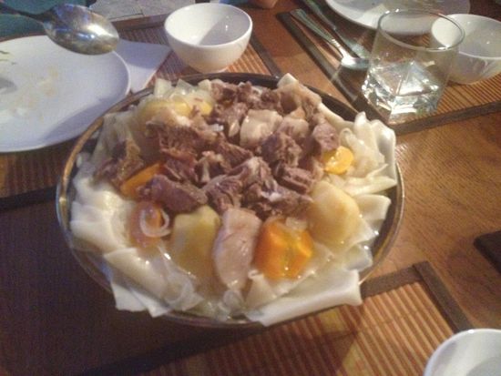 heute gibt Beschbarmak, es stellt sich als eine Art Tafelspitz heraus mit Gemüse und einer Art in Brühe gekochter Lasagneblätter. Alles ist recht lecker und auch mengenmäßig völlig ausreichend.