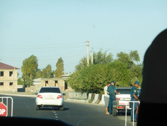 an den Ausfallstraßen finden regelmäßige Kontrollen statt - unser Bus bleibt normalerweise davon verschont