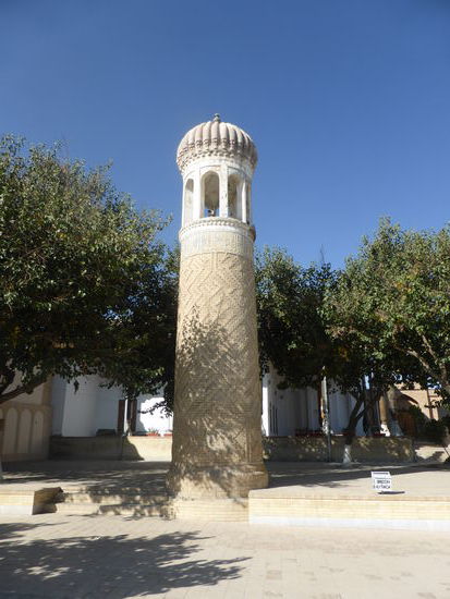 das separat stehende schmale Minarett hat einen Türeingang der kaum schmäler ist - ich frage mich: wie kommt der Muezzin dort hoch?