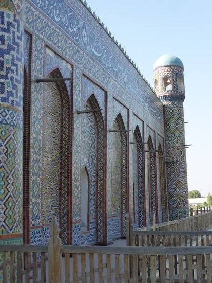 Erfahrene Architekten haben die Schönheit der großen Palast Fassade restauriert. Die Fassade mit prächtigen Ornamenten, sind mit geometrischen Mustern, Arabesken und Blüten verziert. Eine Inschrift in arabischer Ligatur über dem Bogen erwähnt Mukhammad Khudoyarkhan den Großen. 
Erfahrene Architekten haben die Schönheit der großen Palast Fassade restauriert. Die Fassade mit prächtigen Ornamenten, sind mit geometrischen Mustern, Arabesken und Blüten verziert. Eine Inschrift in arabischer Ligatur über dem Bogen erwähnt Mukhammad Khudoyarkhan den Großen. Der Palast vereint die Fähigkeiten und den traditionellen Stil der Architekten im Fergana-Tal.