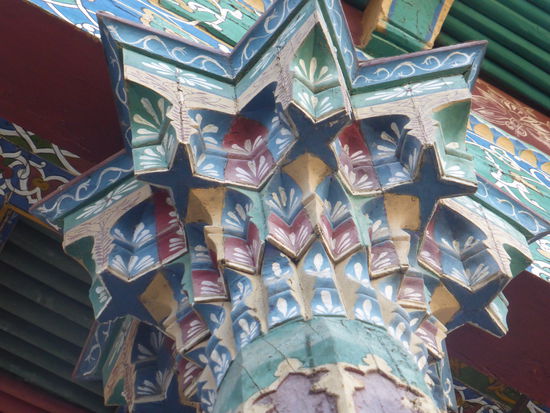 Hier erfahren wir zum ersten Mal, dass die Stalaktitensäulen von unten betrachtet Sterne offenbaren.