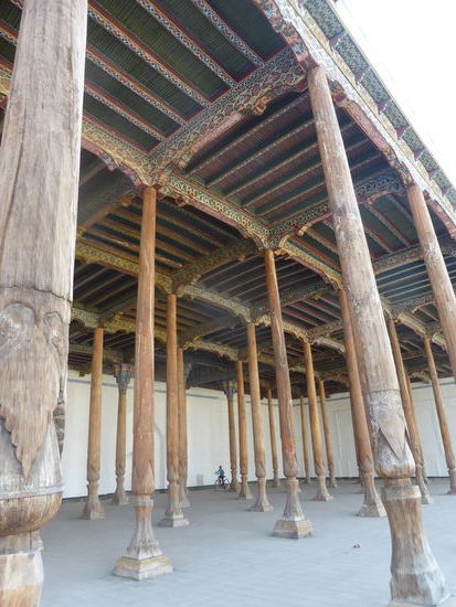 ein weiterer überdachter Umgang auf der Südseite verfügt ebenfalls über zwar neuere, aber sehr schön geschnitzte Holzsäulen.