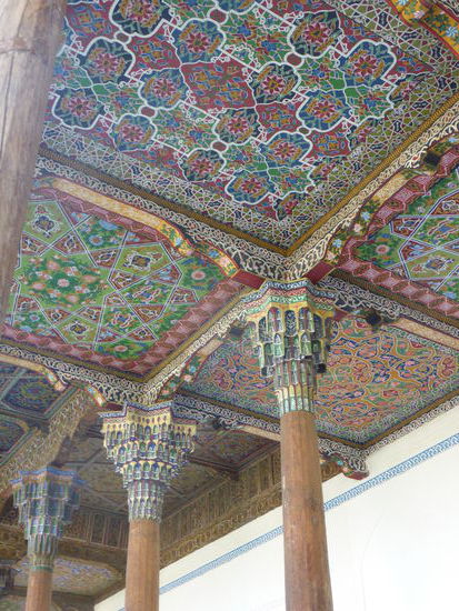 die Säulen tragen die im Fergana-Stil schön mit farbigen Malereien verzierte Kassettendecke