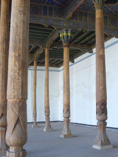 das Holz für die 98 Säulen soll eigens aus Indien importiert worden sein