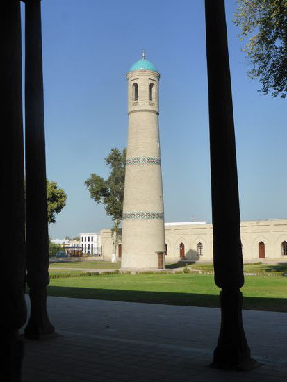 der heute begrünte Hof wird von einem stämmigen Backsteinminarett mit zwei farbigen Schmuckstreifen beherrscht und ist auf zwei Seiten von flachen Gebäuden umgeben