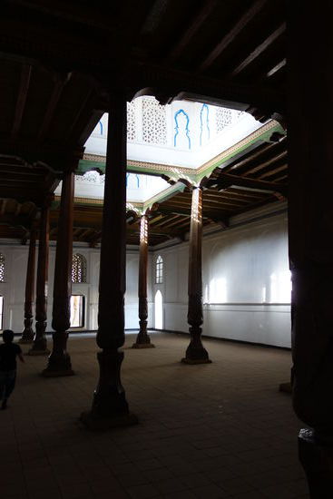 ein relativ kleiner, weiß gekalkter Raum mit Holzdecke und zwei Oberlichtern bildet die Wintermoschee