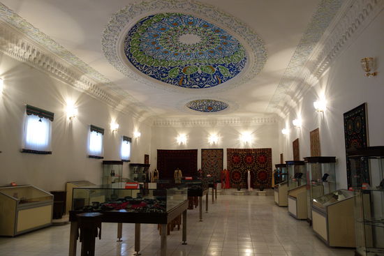 Ausstellungsraum mit Deckenmedaillon