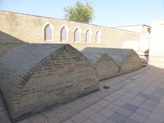 stehen einige vermauerte Gräber, wie wir sie schon mehrfach gesehen haben