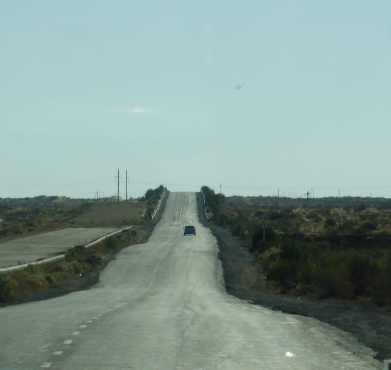 wie schrieb Bittrich in seinem Weltartikel: "Seidenstraße ist eine poetische Umschreibung für eine löcherige Wüstenpiste, auf der betagte Busreisende sich hartnäckige Bandscheibenvorfälle zuziehen."