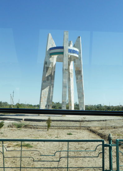 Wie häufig in arabischen Ländern gesehen bebaut man die Innere der Kreisverkehre gerne mit imposanten Gebilden