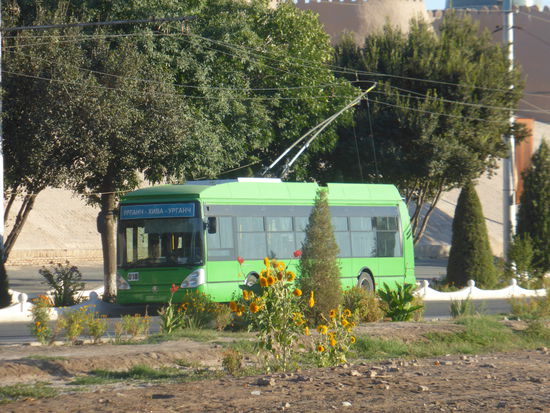 Ja sie werden genutzt! Den zugehörigen Obus sehen wir dann in Chiwa (Khiva) 
Hätte man sie in Europa doch nicht abgebaut! Fortschrittlicher Umweltschutz oder?