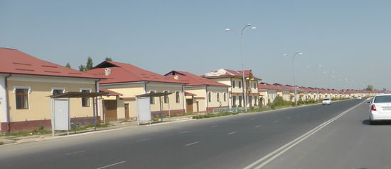 schmale Strassen werden aufgelöst und durch breite ersetzt, der Eigenheimbau ist standardisiert und sieht in vielen Städten gleich aus