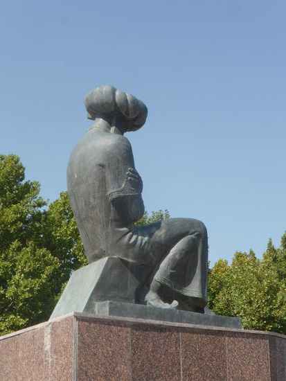 Babur auf dem Marmorsockel