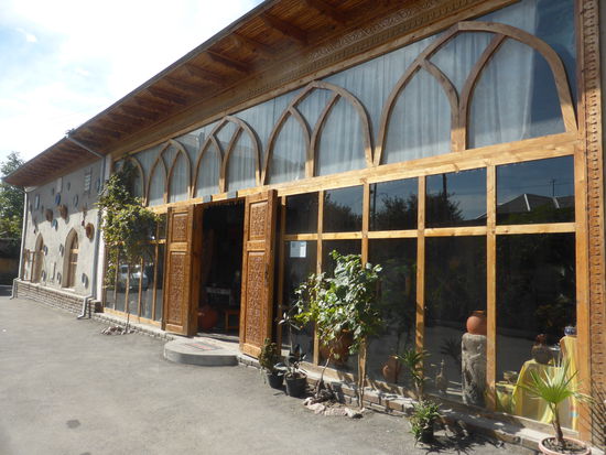 Im Eingang steht der Neubau des Shops mit Ausstellung