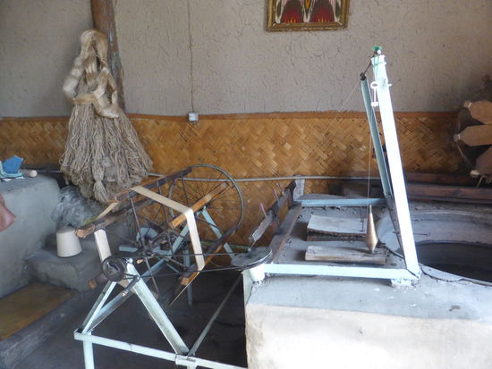 heute geschieht dies teils per Hand am großen Holzrad oder mechanisch