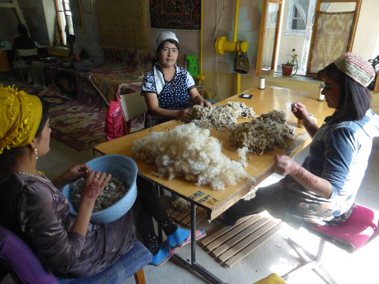 vieles ist noch Handarbeit, z.B. das Säubern der Kokons