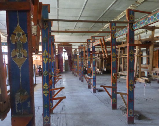 eine ganze Halle voller Handwebstühle