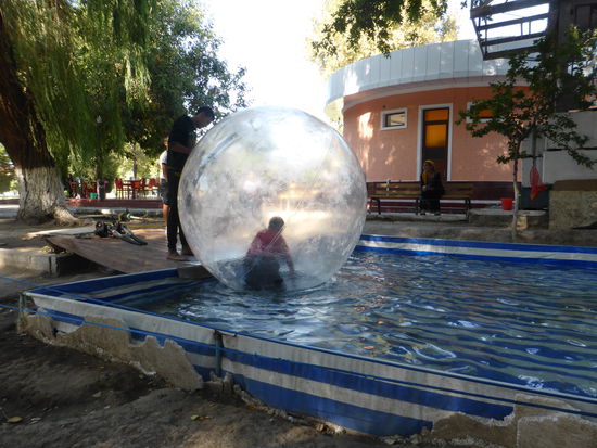 für uns ganz neu: Bewegen in der Wasserkugel