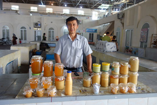hier kann ich den Baumwollhonig probieren - shnmeckt lecker - aber ich finde wenig Unterscheid zu anderen Honigsorten