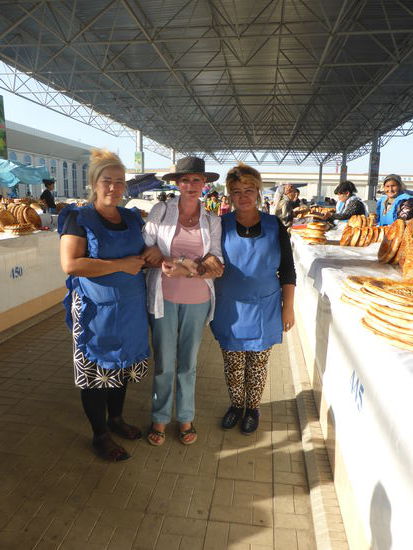 meine Frau Ulrike muß wieder mit Einheimischen posieren