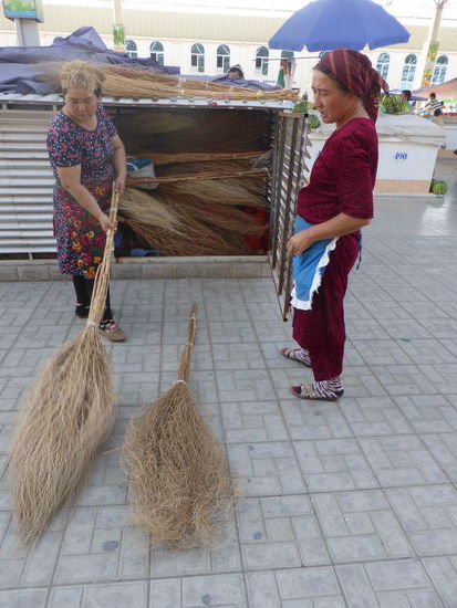 am Besen-Verkaufsstand werden die Reisigbesen bereits getestet