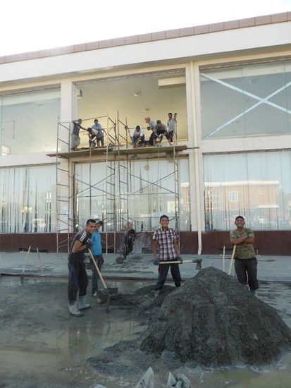 an den modernen Bauten sind die Arbeiten nioch archaisch