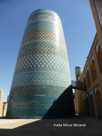 Ornamentgürtel aus blauen, türkisfarbenen, grünen und weißen Fliesen bedecken die gesamte Fläche des 26m hohen Minarettstumpfes. In diesen Gürteln spiegelt sich das ganze Können der choresmischen Architekten wider.