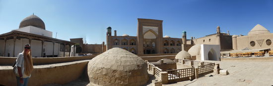 Blick vom Eingangsplateau der Allakulli-Khan Medrese auf die gegenüberliegende Medrese Kutluq Murad Inaq