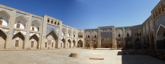 im Innenhof der von der UNESCO wiederaufgebauten Medrese sind heute kleinere Hanswerksbetriebe (Teppichknüpfer/ Seidenweber) untergebracht